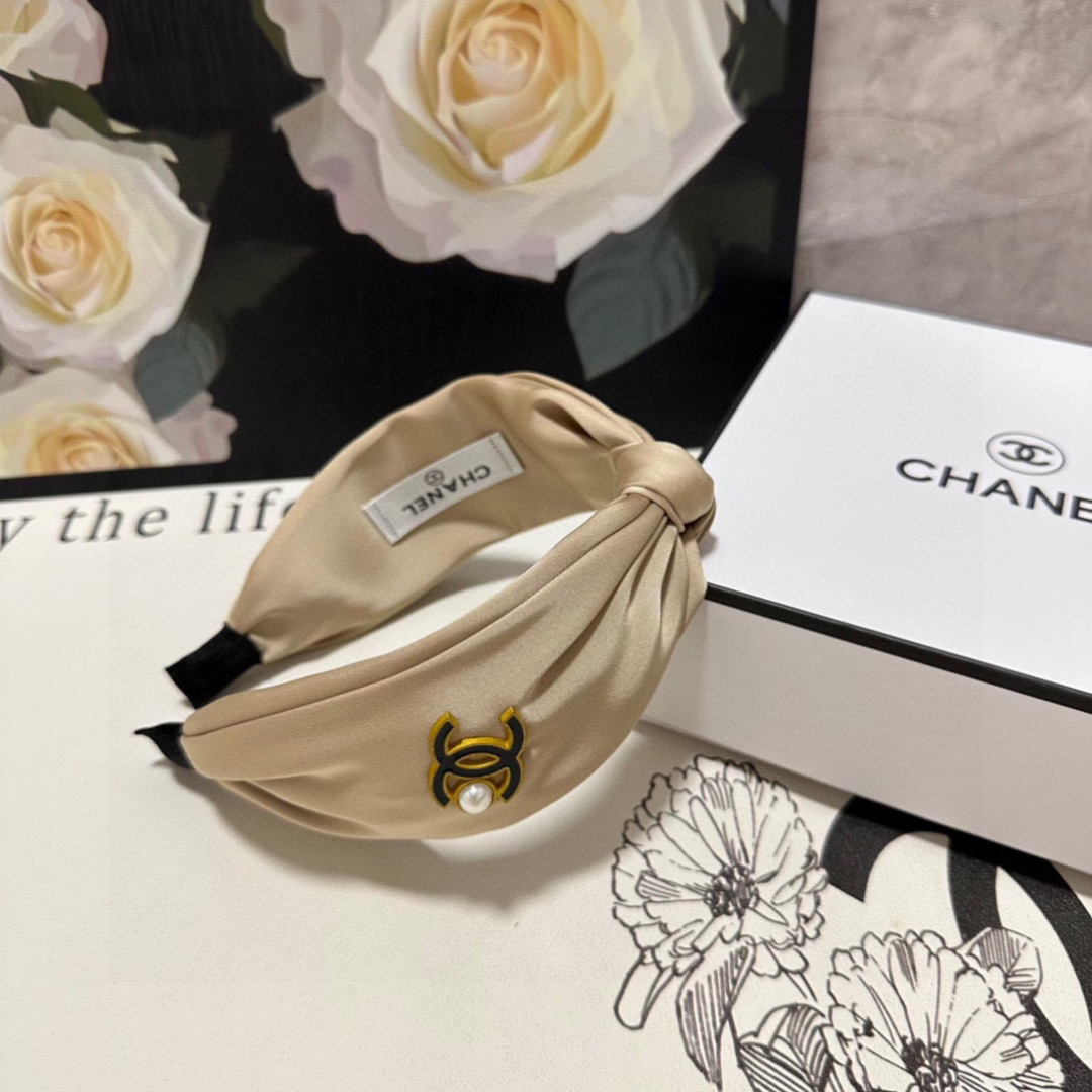  配专柜包装
Chanel （香奈儿）最新发箍#
信我！人手必备的单品 这件必须买
洋气神仙颜值💕💫
小