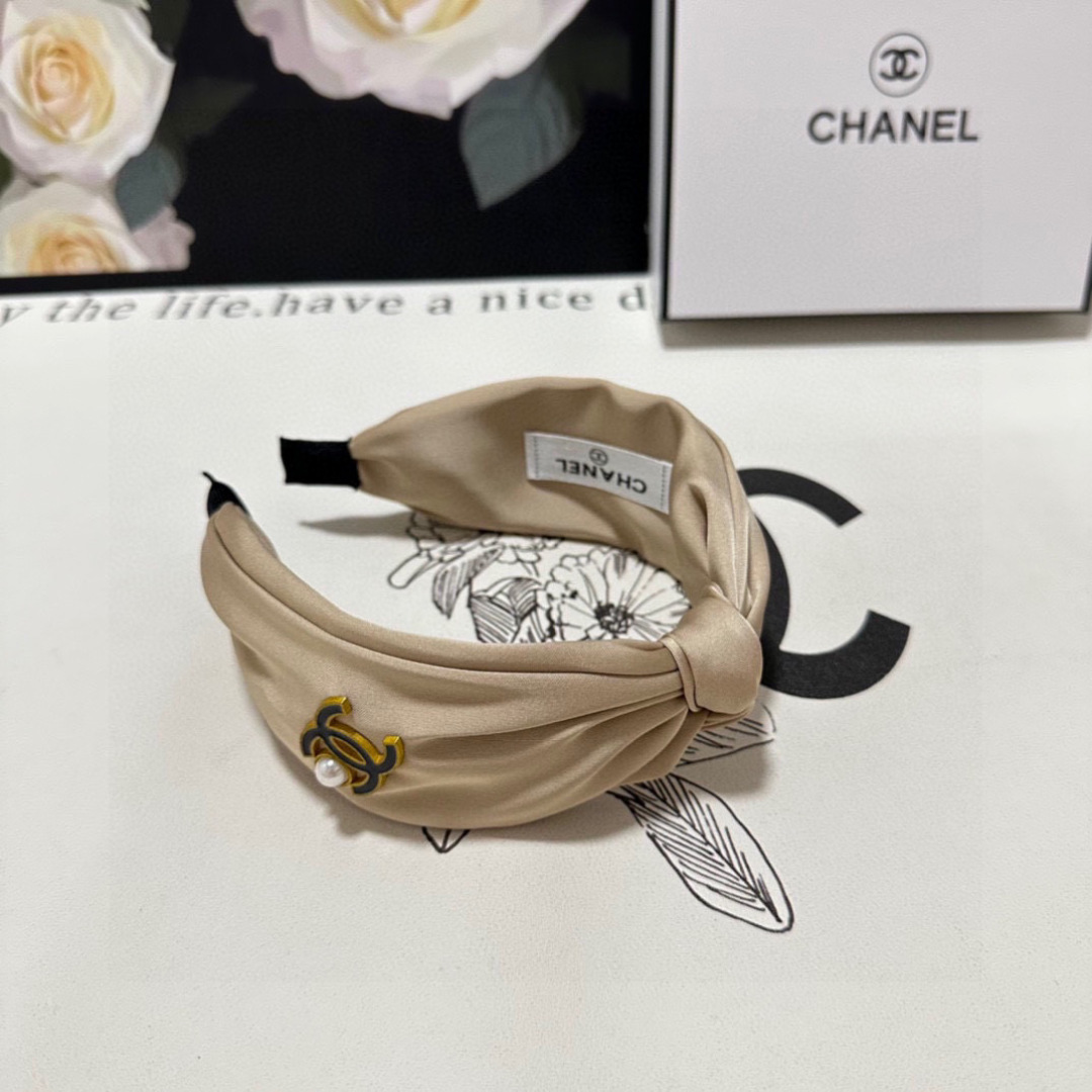  配专柜包装
Chanel （香奈儿）最新发箍#
信我！人手必备的单品 这件必须买
洋气神仙颜值💕💫
小
