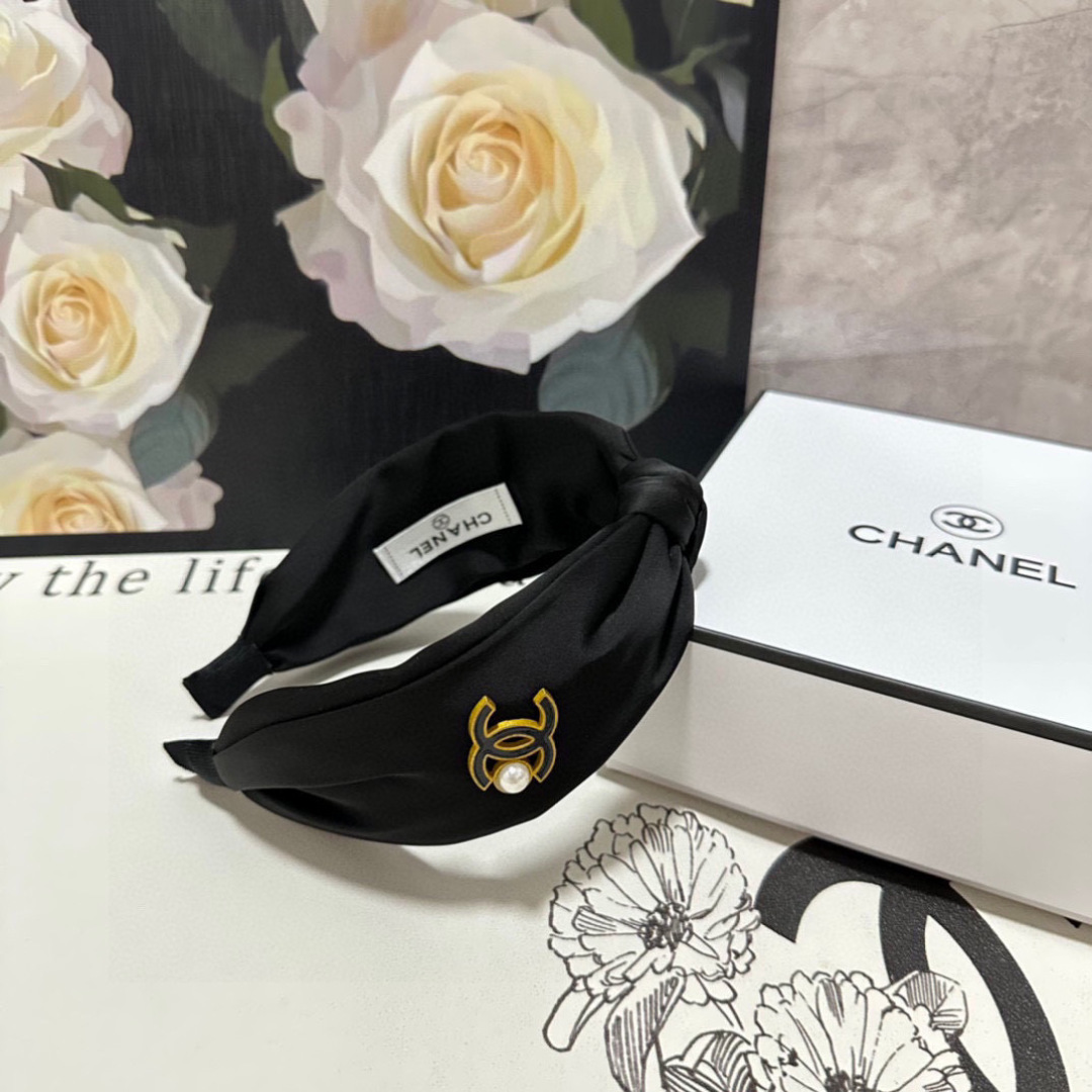  配专柜包装
Chanel （香奈儿）最新发箍#
信我！人手必备的单品 这件必须买
洋气神仙颜值💕💫
小