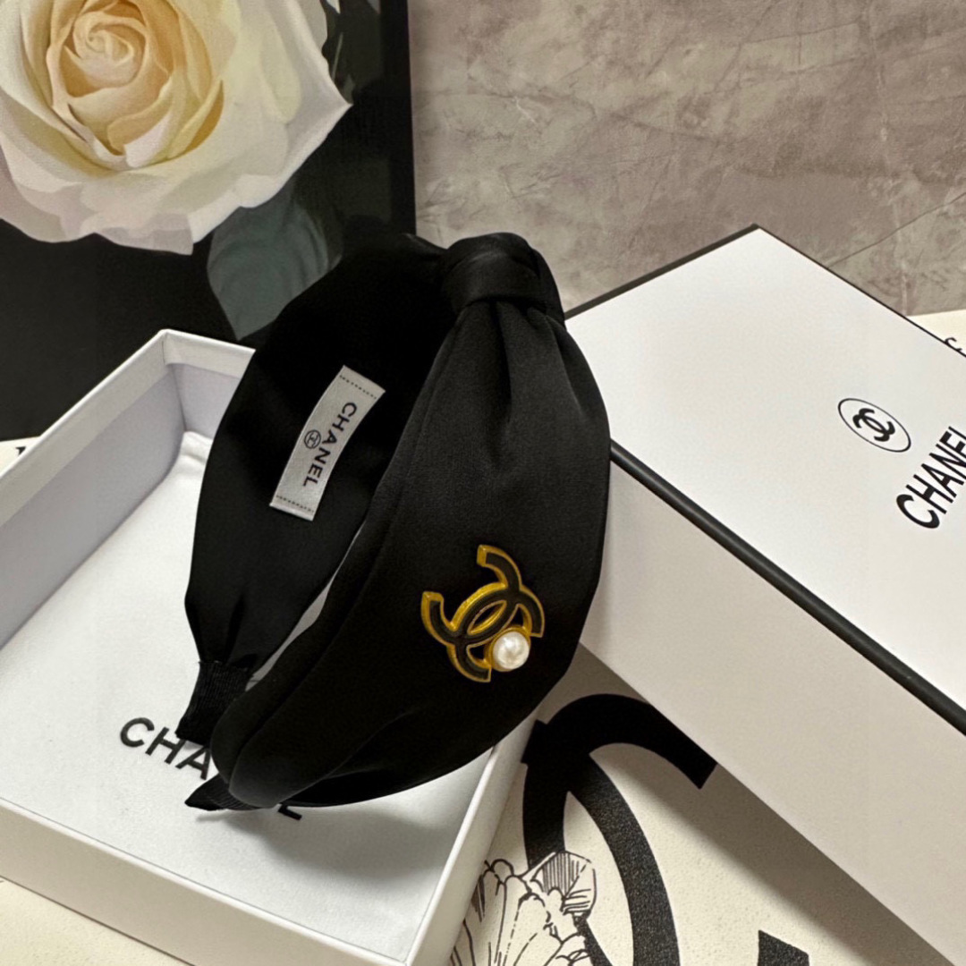  配专柜包装
Chanel （香奈儿）最新发箍#
信我！人手必备的单品 这件必须买
洋气神仙颜值💕💫
小