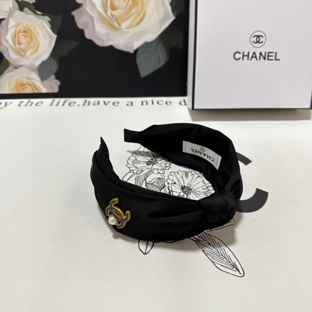  配专柜包装
Chanel （香奈儿）最新发箍#
信我！人手必备的单品 这件必须买
洋气神仙颜值💕💫
小