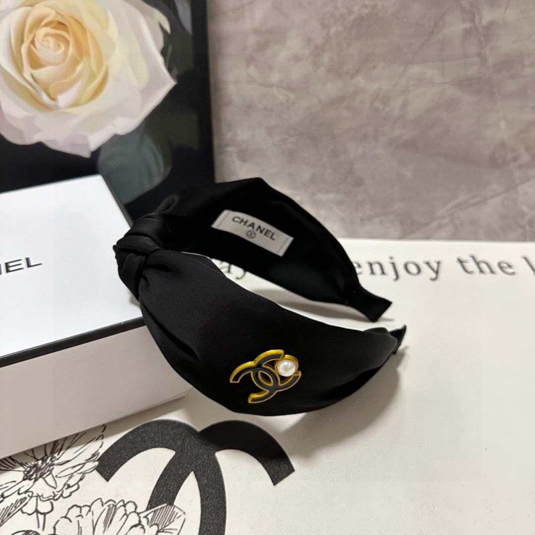  配专柜包装
Chanel （香奈儿）最新发箍#
信我！人手必备的单品 这件必须买
洋气神仙颜值💕💫
小
