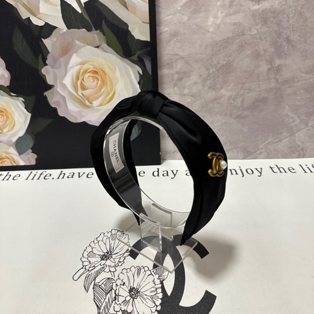  配专柜包装
Chanel （香奈儿）最新发箍#
信我！人手必备的单品 这件必须买
洋气神仙颜值💕💫
小