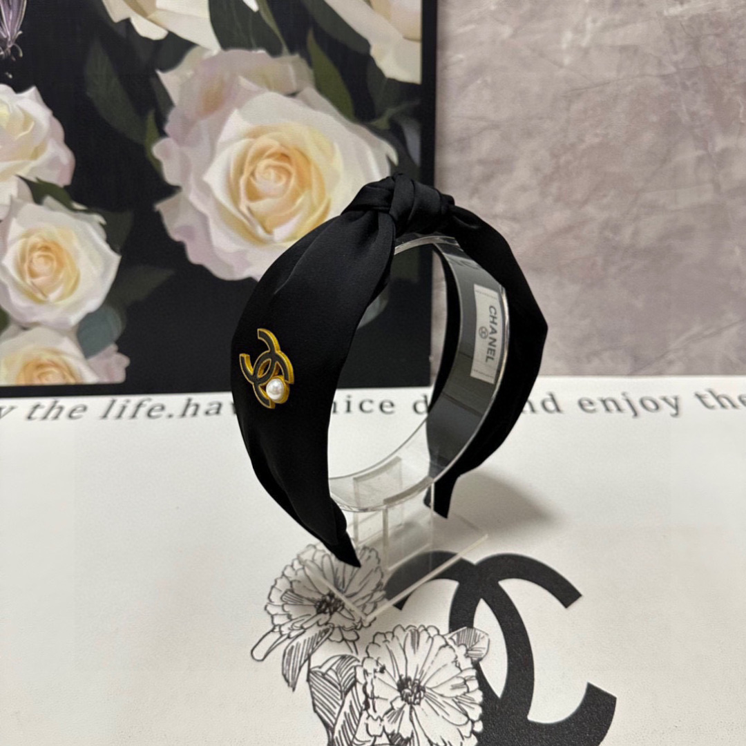  配专柜包装
Chanel （香奈儿）最新发箍#
信我！人手必备的单品 这件必须买
洋气神仙颜值💕💫
小