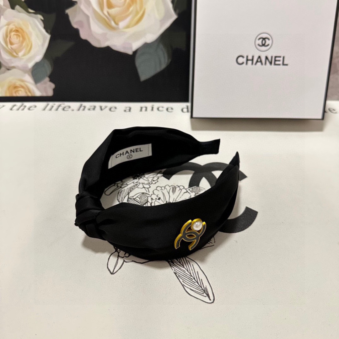  配专柜包装
Chanel （香奈儿）最新发箍#
信我！人手必备的单品 这件必须买
洋气神仙颜值💕💫
小