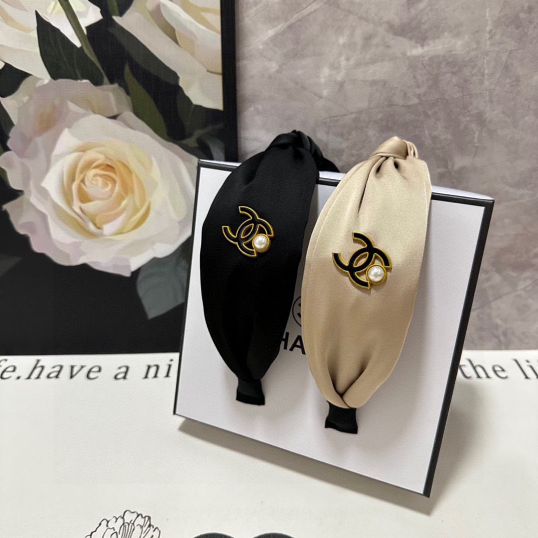  配专柜包装
Chanel （香奈儿）最新发箍#
信我！人手必备的单品 这件必须买
洋气神仙颜值💕💫
小