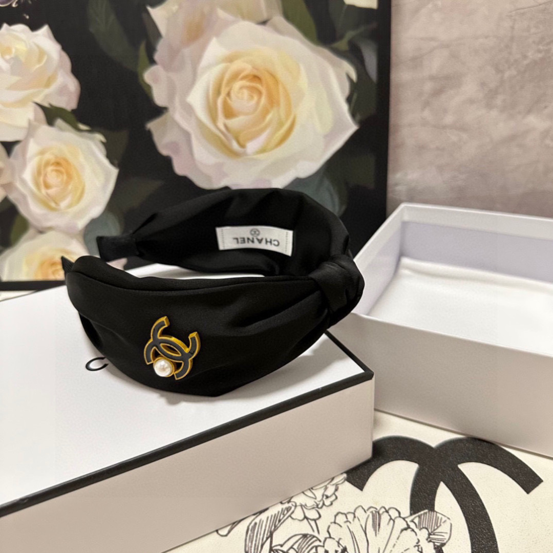  配专柜包装
Chanel （香奈儿）最新发箍#
信我！人手必备的单品 这件必须买
洋气神仙颜值💕💫
小