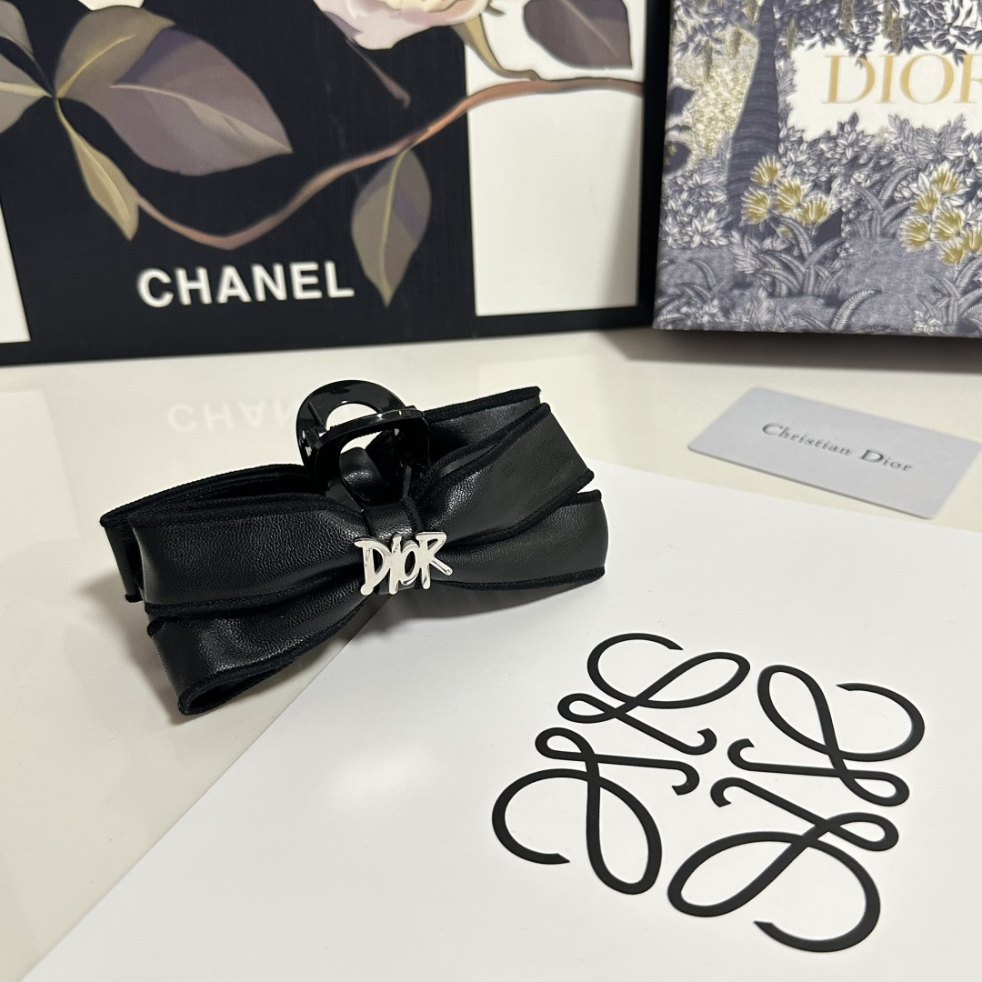 NO:301118,Special (single) with counter packaging DIOR (Dio) medieval vintage retro hardware clips Elegant girl is worth buying Very easy to match Temperament and tasteful hairpins, hairpins, dior, dior, hairpins19860909特（单个）配专柜包装 DIOR（迪奥）中古vintage复古五金抓夹 优雅的girl值得入手 非常好搭配 气质有品位发夹,发夹,dior,dior,hairpins,accessory