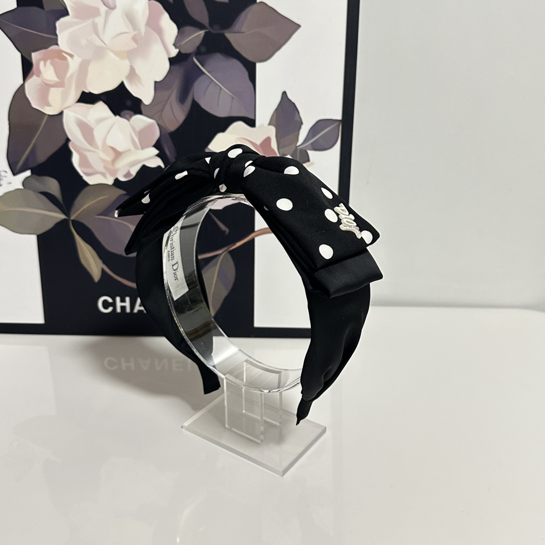  配专柜包装
DIOR（迪奥）最新发箍#
信我！人手必备的单品 这件必须买
洋气神仙颜值💕💫
小仙女要收