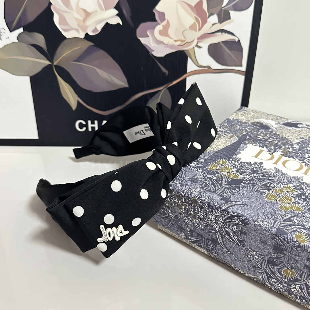  配专柜包装
DIOR（迪奥）最新发箍#
信我！人手必备的单品 这件必须买
洋气神仙颜值💕💫
小仙女要收