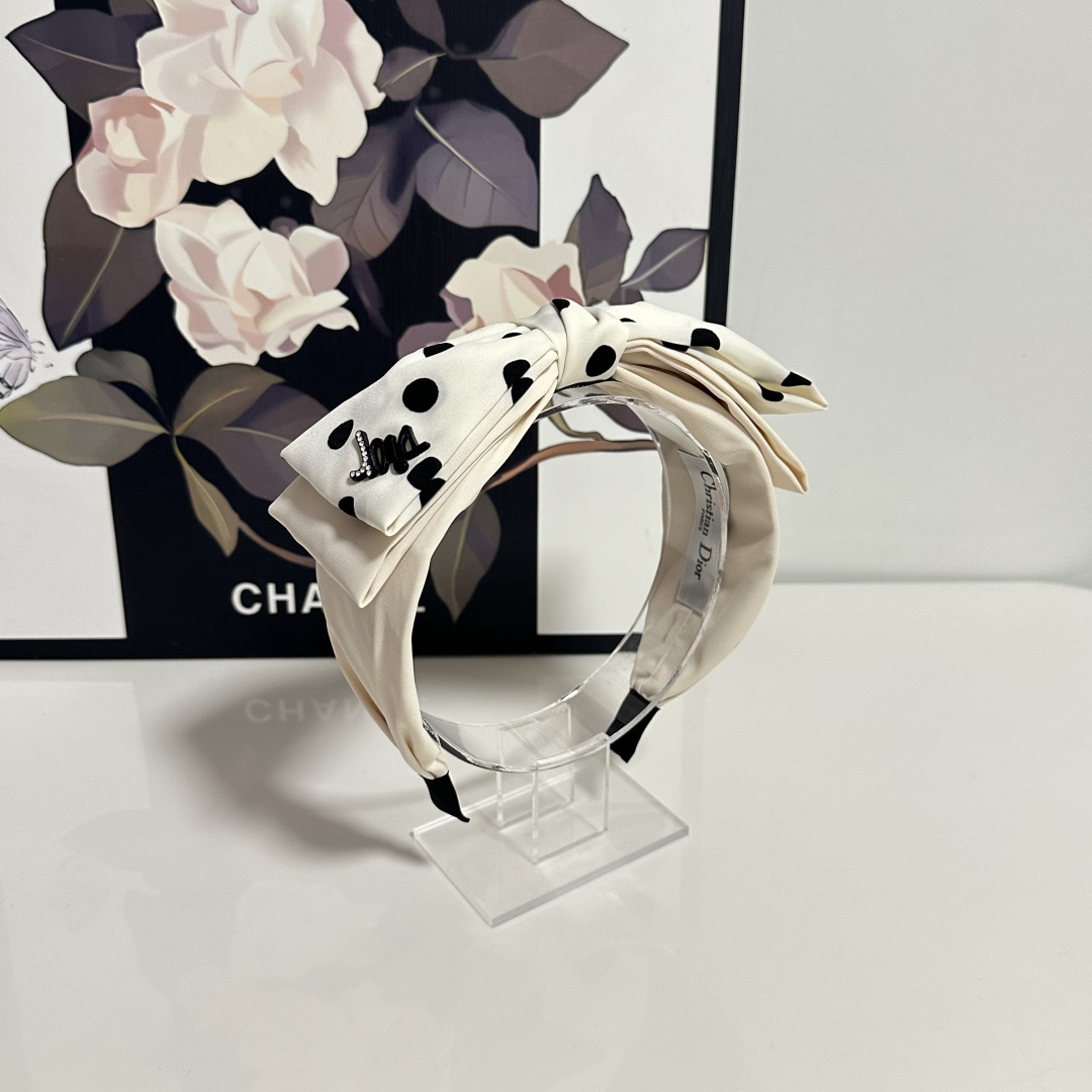  配专柜包装
DIOR（迪奥）最新发箍#
信我！人手必备的单品 这件必须买
洋气神仙颜值💕💫
小仙女要收