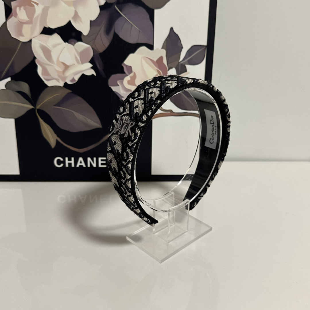 NO:301119,Specially equipped with counter packaging DIOR's latest headband # Let me know!  A must-have item for everyone. This one must be bought. The fairy is going to take it. Whoever wears it looks good~ Hairpins, hairpins, dior, dior, hairpins19860909特 配专柜包装 DIOR（迪奥）最新发箍# 信我！人手必备的单品 这件必须买 洋气神仙颜值 小仙女要收了它,谁戴谁好看～发夹,发夹,dior,dior,hairpins,accessory