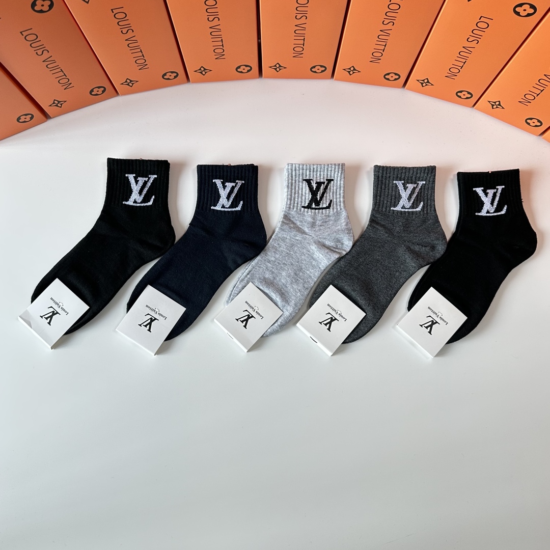   💛配专柜包装
LV（路易威登）新款中长筒袜堆堆袜袜子！一盒五双，专柜同步筒袜袜子，💛大牌出街，潮人必