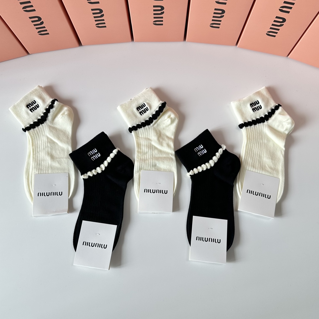   💛配专柜包装
MiuMiu（缪缪）新款刺绣中短筒袜堆堆袜袜子！一盒五双，专柜同步筒袜袜子，💛大牌出街