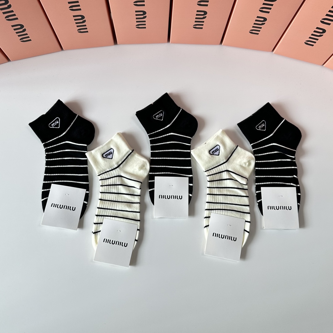  💛配专柜包装
MiuMiu（缪缪）新款刺绣中短筒袜堆堆袜袜子！一盒五双，专柜同步筒袜袜子，💛大牌出街，