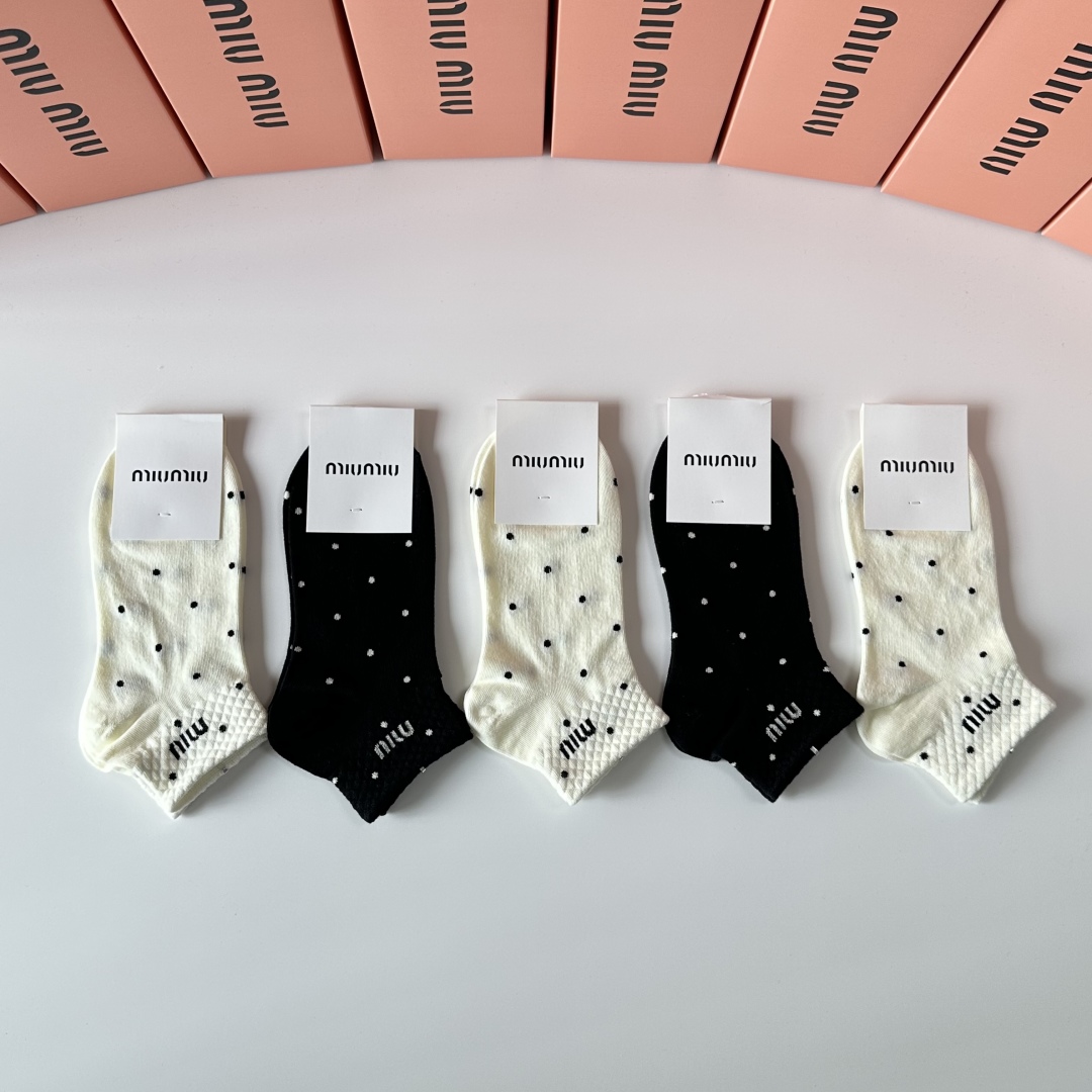   💛配专柜包装
MiuMiu（缪缪）新款中短筒袜堆堆袜袜子！一盒五双，专柜同步筒袜袜子，💛大牌出街，潮