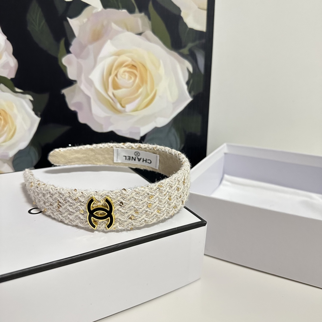  配专柜包装
Chanel（香奈儿）最新发箍
小仙女快入手
特殊材质 不嘞头
可盐可甜～