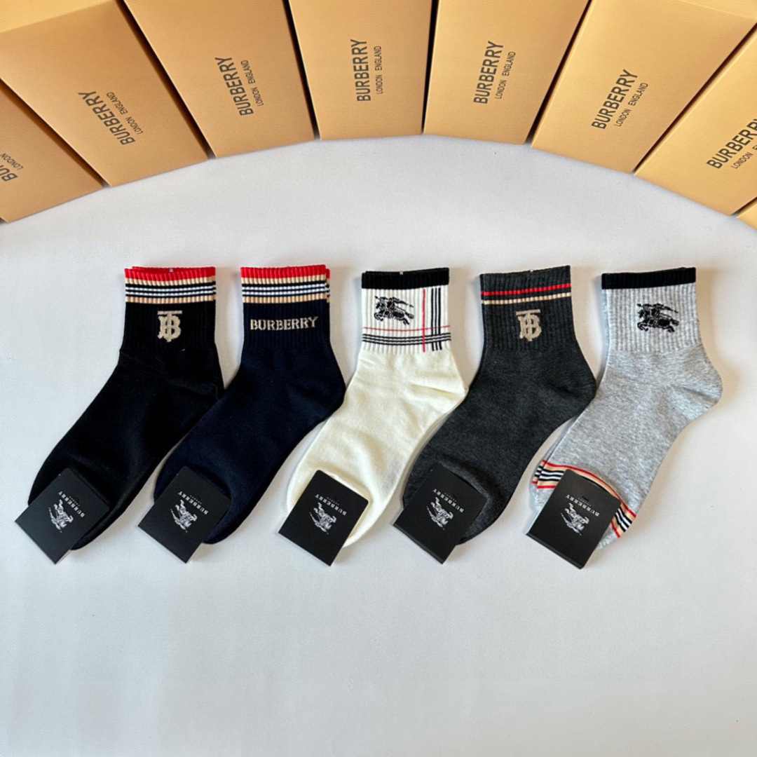  💛配专柜包装
Burberry （巴宝莉）新款中长款堆堆袜袜子！一盒五双，专柜同步筒袜袜子，大牌出街，