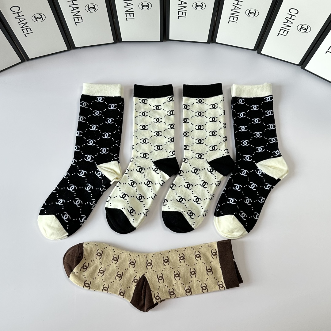 💛配包装
Chanel（香奈儿）新款经典中长款堆堆袜袜子！一盒五双， 专柜同步筒袜袜子，💛大牌出街，潮人