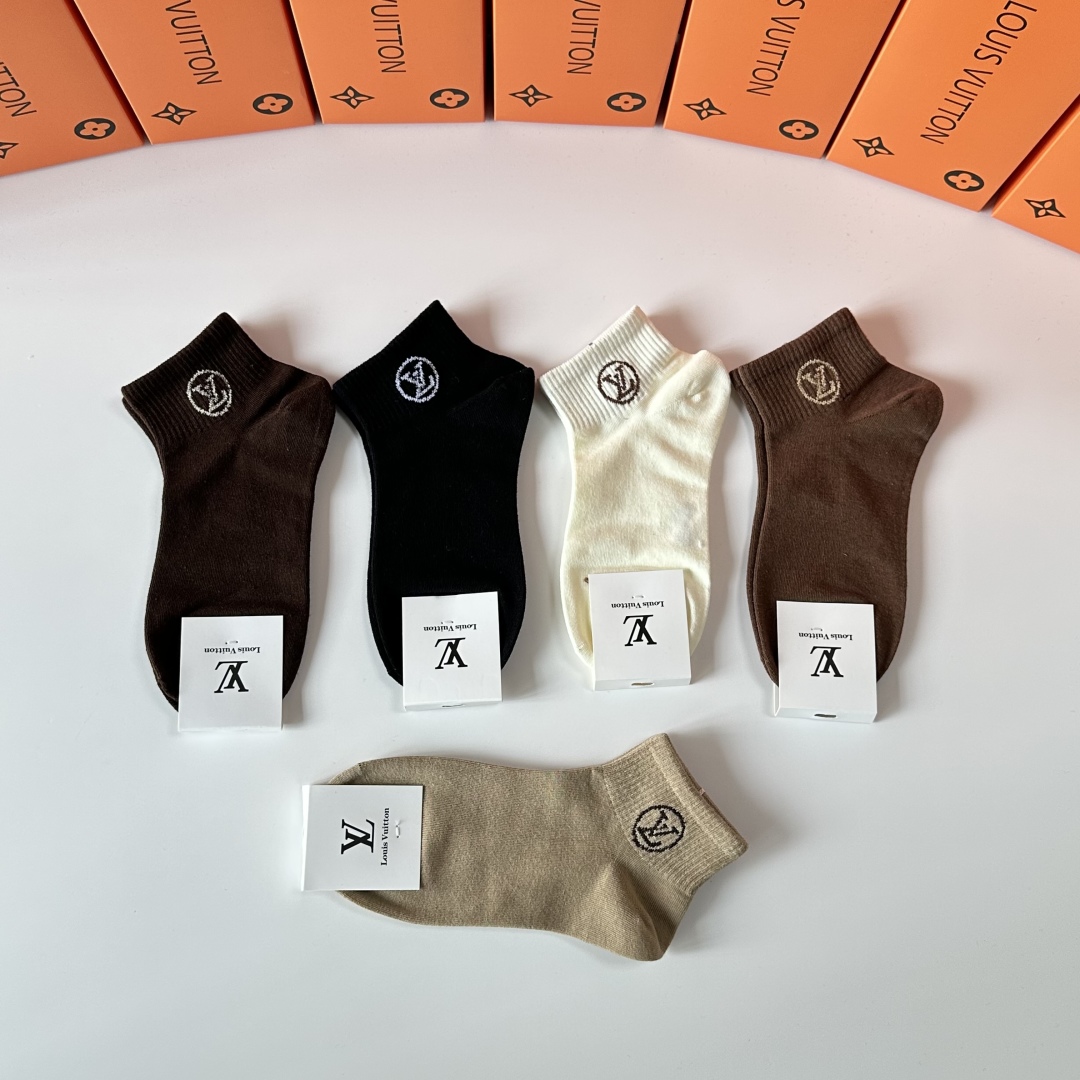 💛配专柜包装
LV（路易威登）新款中短款堆堆袜袜子！一盒五双，专柜同步筒袜袜子，💛大牌出街，潮人必备🔥超