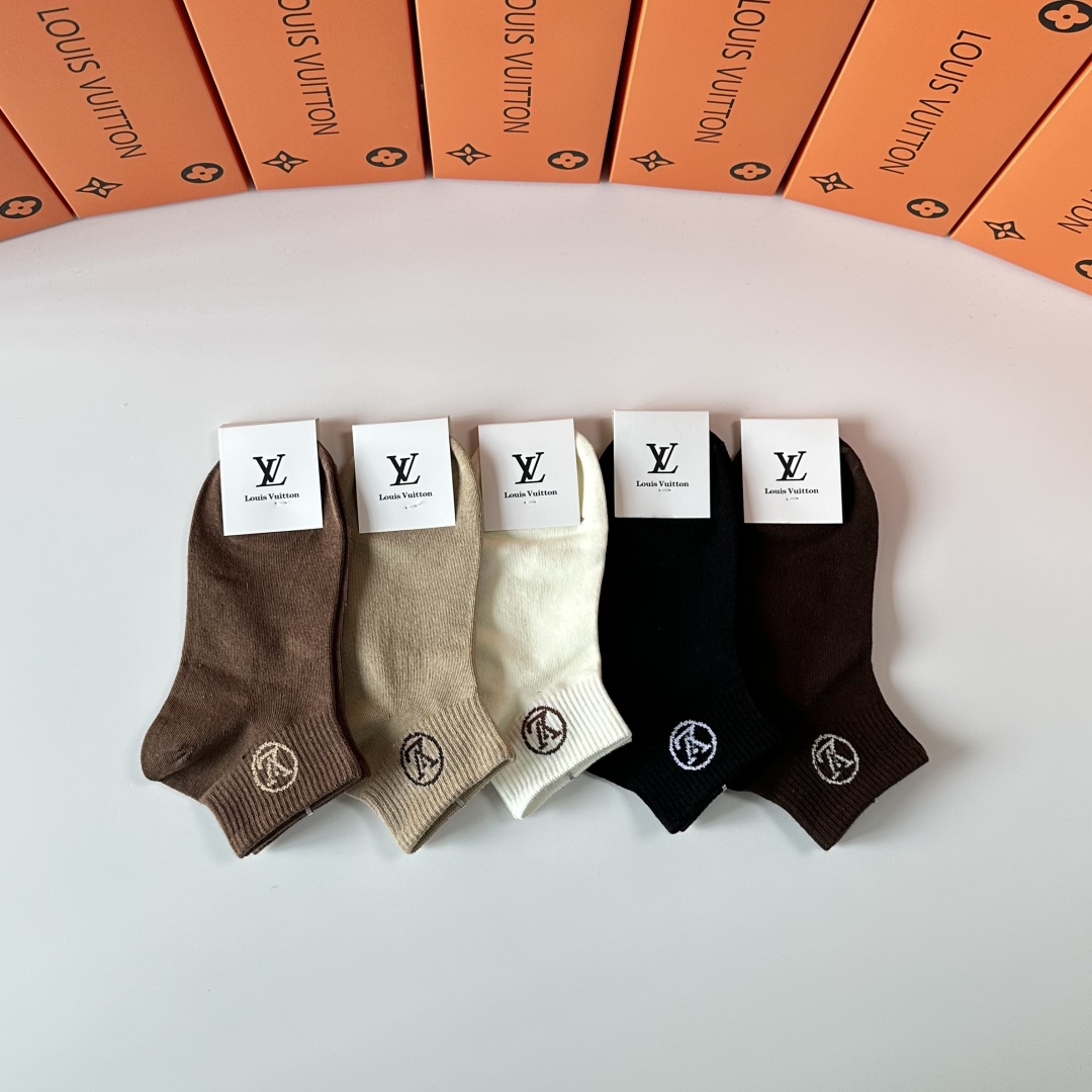 💛配专柜包装
LV（路易威登）新款中短款堆堆袜袜子！一盒五双，专柜同步筒袜袜子，💛大牌出街，潮人必备🔥超