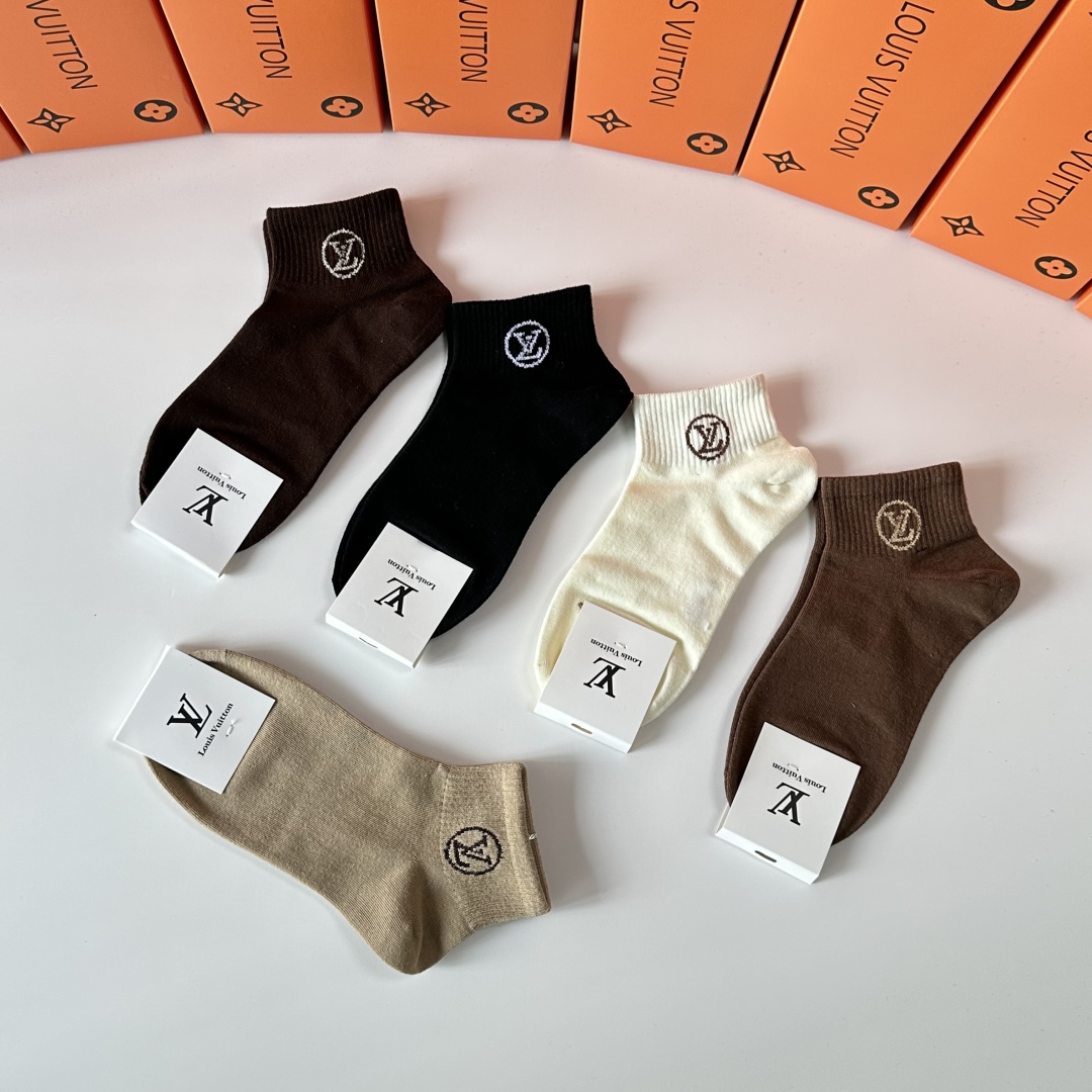 💛配专柜包装
LV（路易威登）新款中短款堆堆袜袜子！一盒五双，专柜同步筒袜袜子，💛大牌出街，潮人必备🔥超