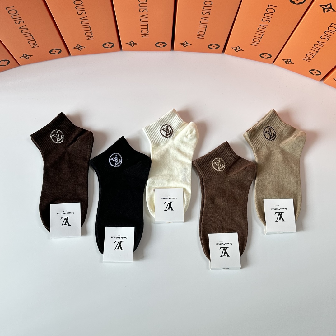 💛配专柜包装
LV（路易威登）新款中短款堆堆袜袜子！一盒五双，专柜同步筒袜袜子，💛大牌出街，潮人必备🔥超