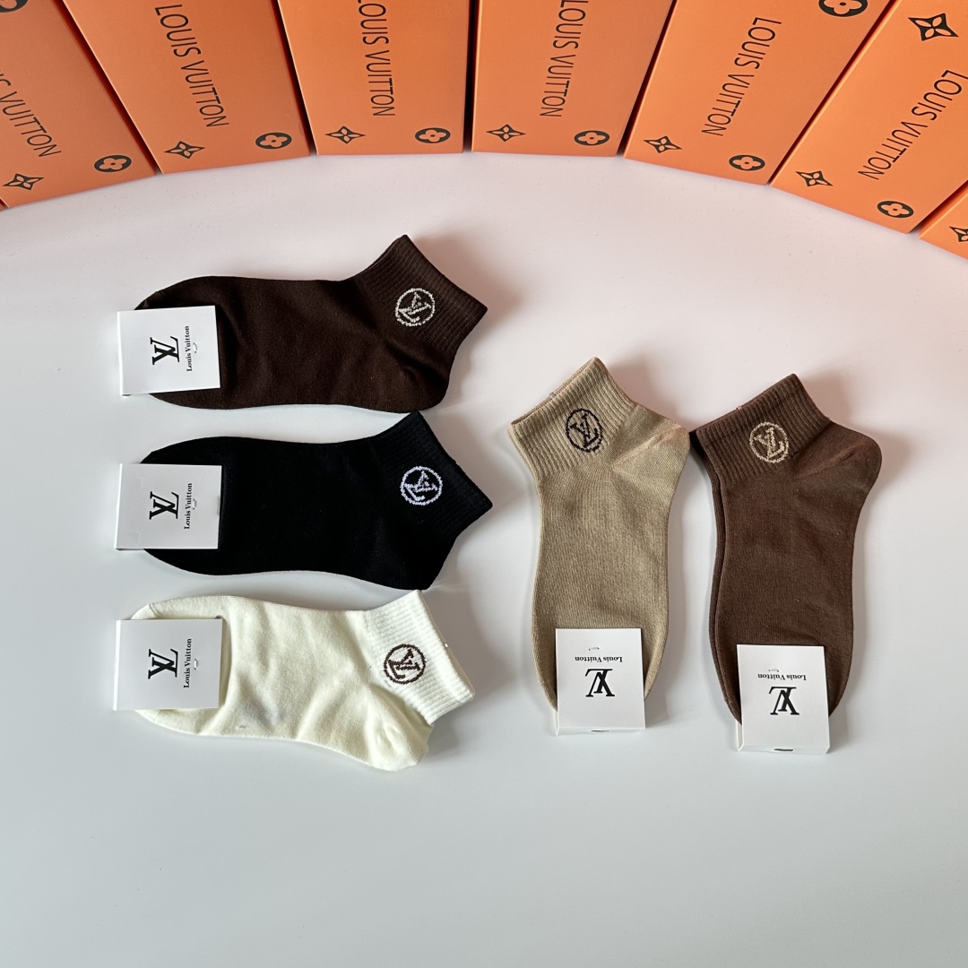 💛配专柜包装
LV（路易威登）新款中短款堆堆袜袜子！一盒五双，专柜同步筒袜袜子，💛大牌出街，潮人必备🔥超