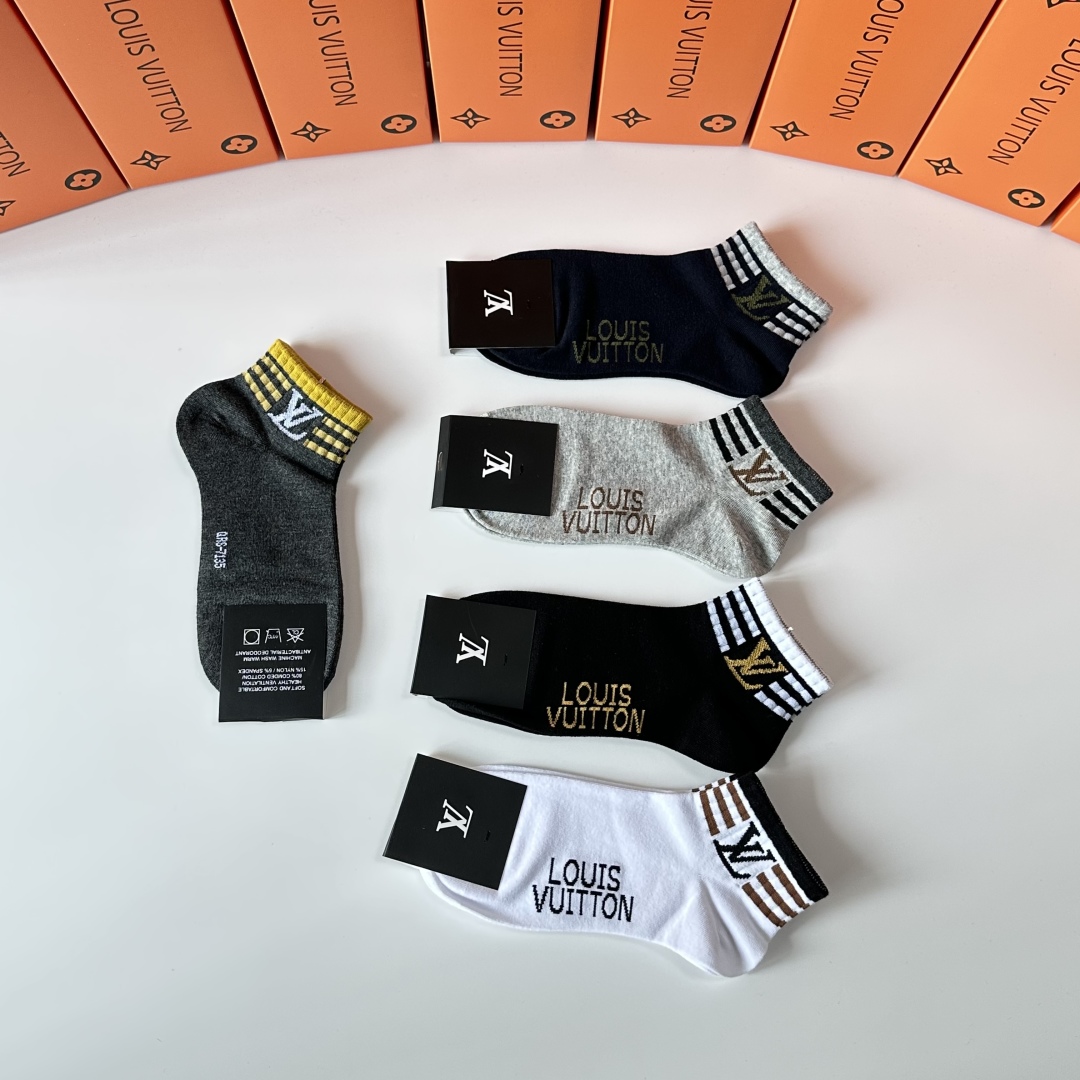 💛配专柜包装
LV（路易威登）新款中短款堆堆袜袜子！一盒五双，专柜同步筒袜袜子，💛大牌出街，潮人必备🔥超