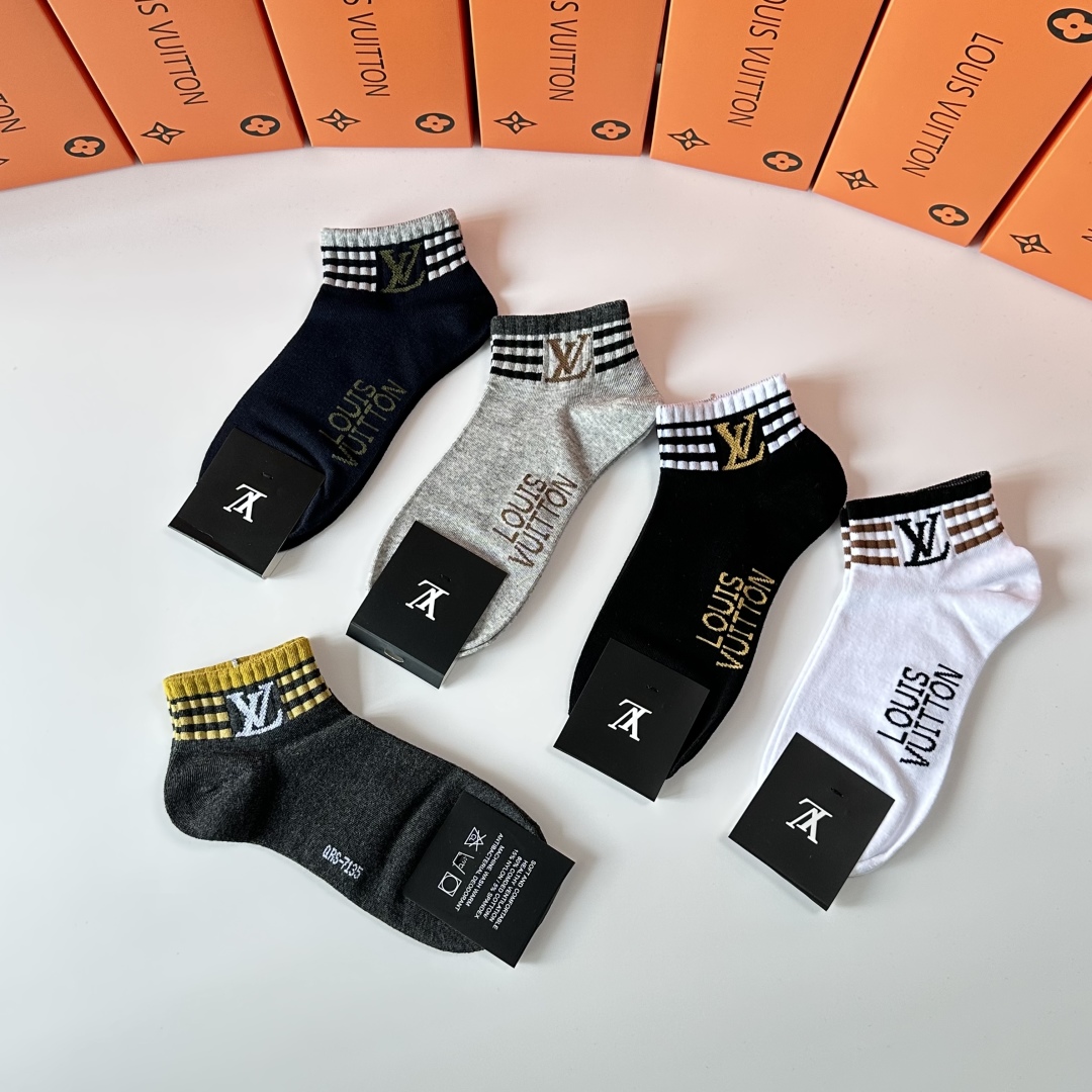 💛配专柜包装
LV（路易威登）新款中短款堆堆袜袜子！一盒五双，专柜同步筒袜袜子，💛大牌出街，潮人必备🔥超