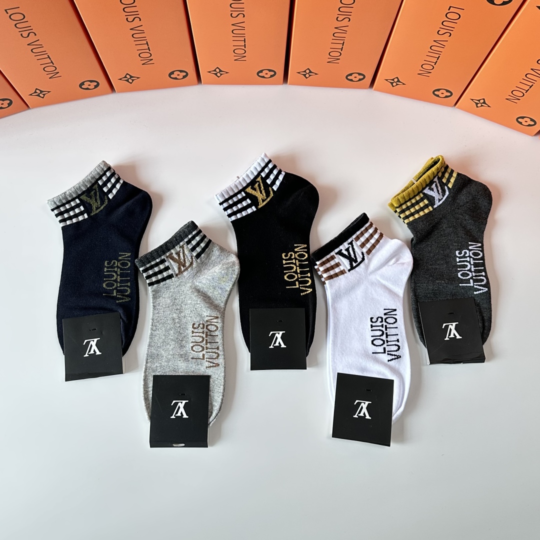 💛配专柜包装
LV（路易威登）新款中短款堆堆袜袜子！一盒五双，专柜同步筒袜袜子，💛大牌出街，潮人必备🔥超