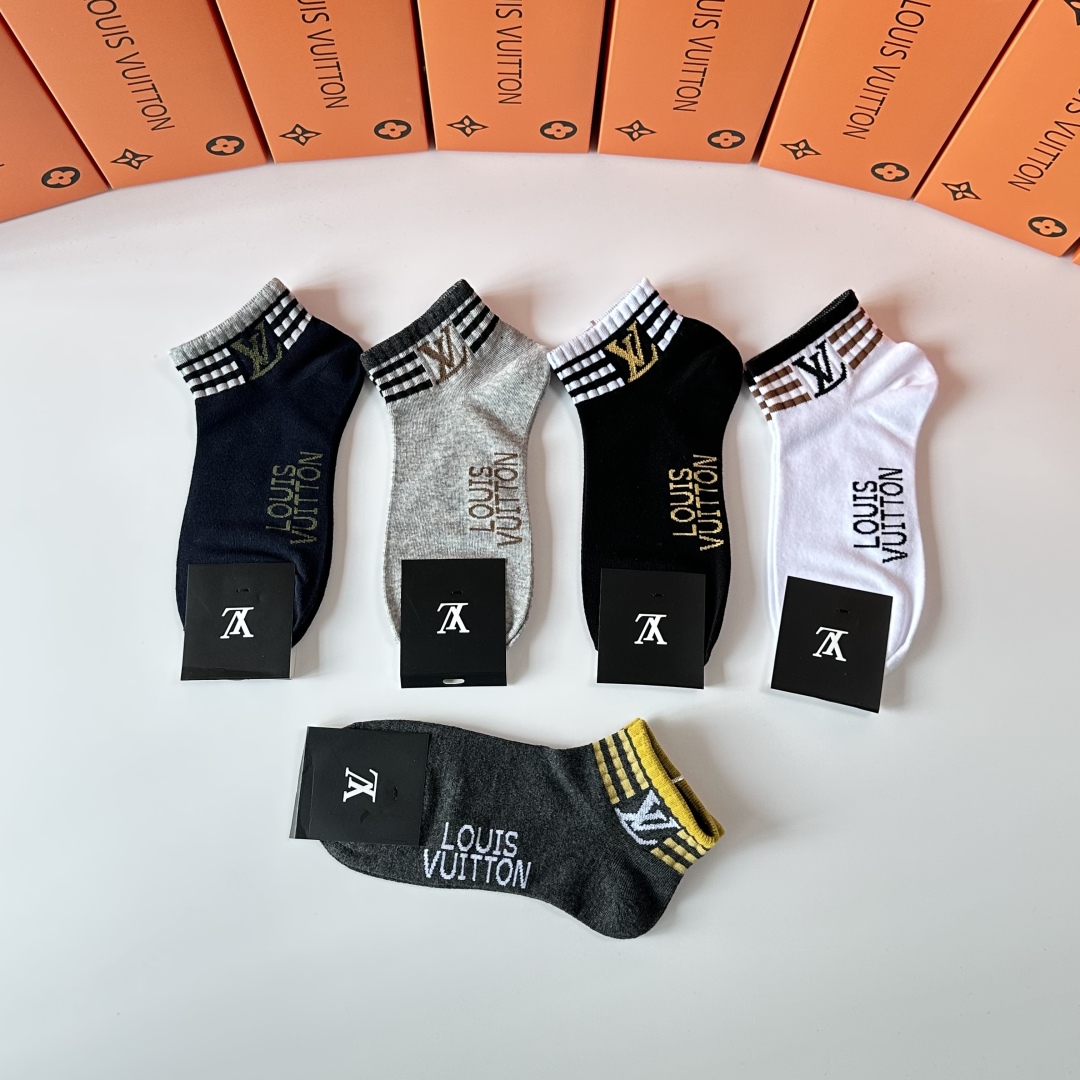 💛配专柜包装
LV（路易威登）新款中短款堆堆袜袜子！一盒五双，专柜同步筒袜袜子，💛大牌出街，潮人必备🔥超
