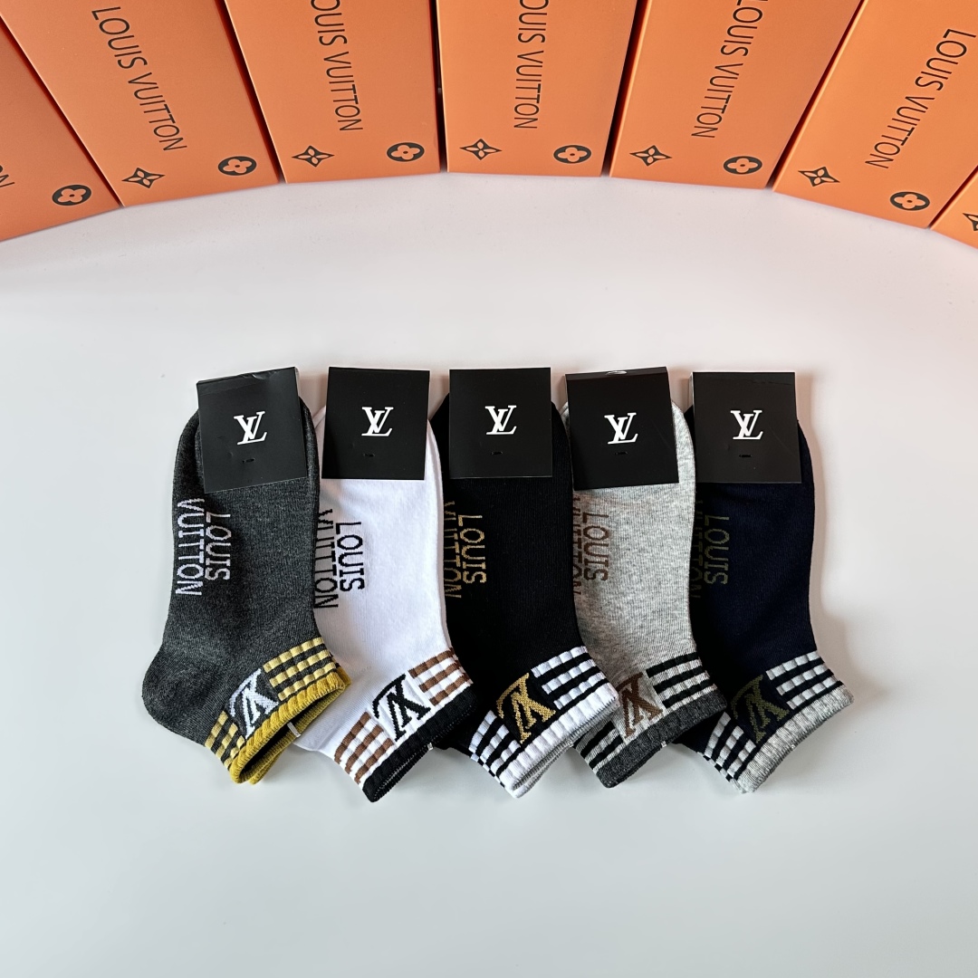 💛配专柜包装
LV（路易威登）新款中短款堆堆袜袜子！一盒五双，专柜同步筒袜袜子，💛大牌出街，潮人必备🔥超