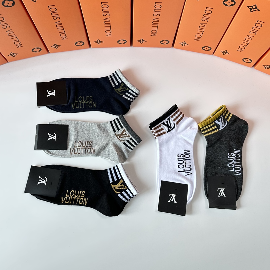 💛配专柜包装
LV（路易威登）新款中短款堆堆袜袜子！一盒五双，专柜同步筒袜袜子，💛大牌出街，潮人必备🔥超
