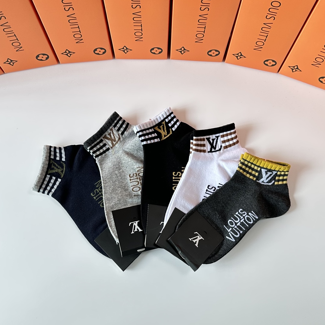 💛配专柜包装
LV（路易威登）新款中短款堆堆袜袜子！一盒五双，专柜同步筒袜袜子，💛大牌出街，潮人必备🔥超
