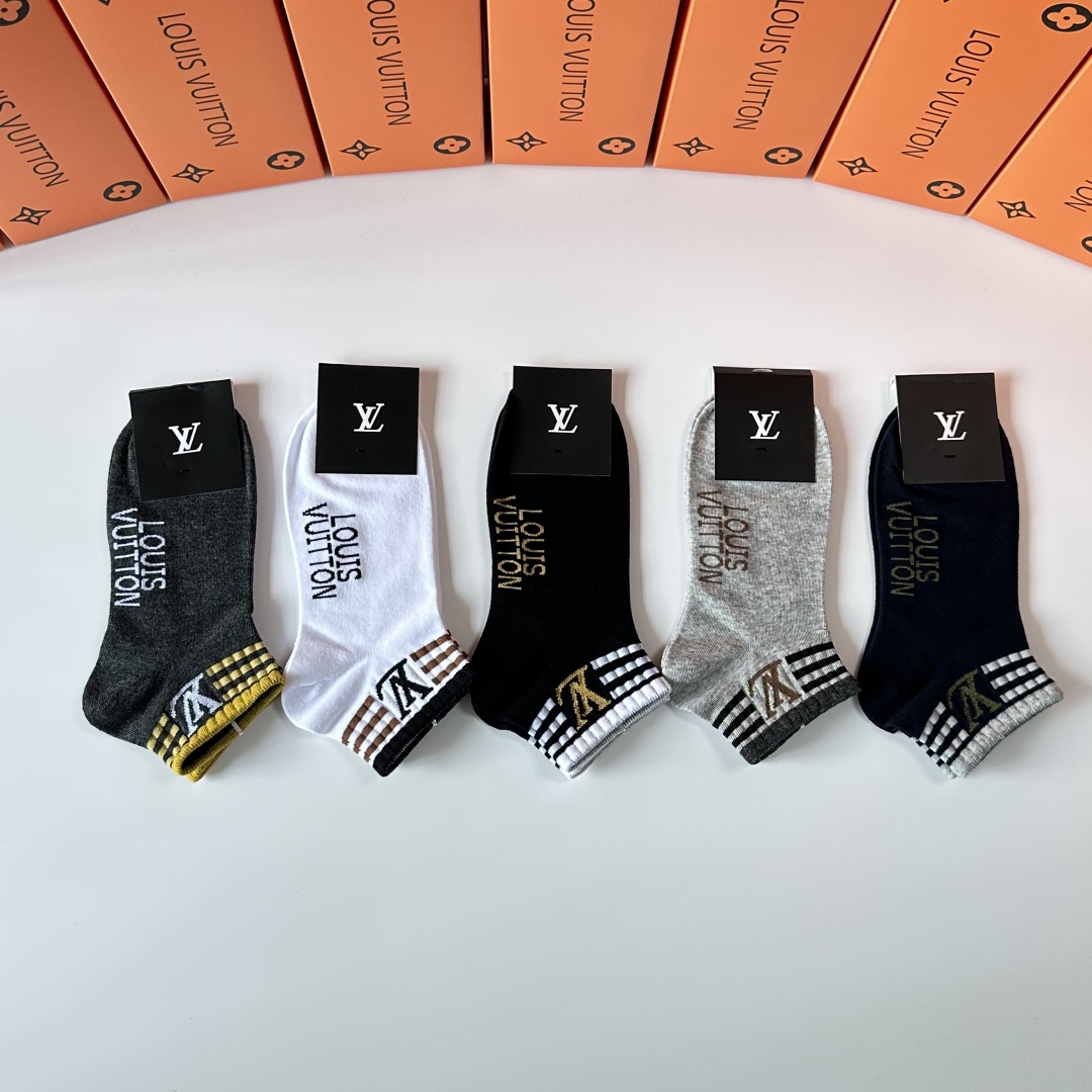 💛配专柜包装
LV（路易威登）新款中短款堆堆袜袜子！一盒五双，专柜同步筒袜袜子，💛大牌出街，潮人必备🔥超