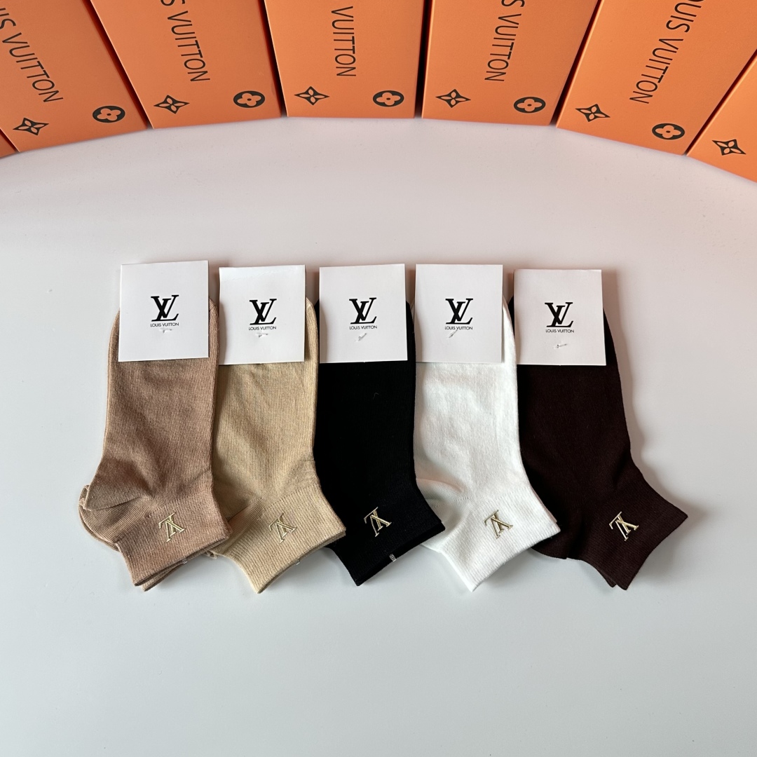  💛配专柜包装
LV（路易威登）新款烫金中短款堆堆袜袜子！一盒五双，专柜同步筒袜袜子，💛大牌出街，潮人必