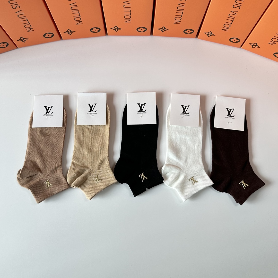  💛配专柜包装
LV（路易威登）新款烫金中短款堆堆袜袜子！一盒五双，专柜同步筒袜袜子，💛大牌出街，潮人必