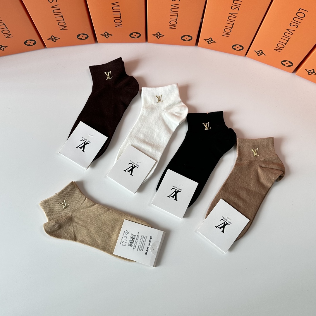  💛配专柜包装
LV（路易威登）新款烫金中短款堆堆袜袜子！一盒五双，专柜同步筒袜袜子，💛大牌出街，潮人必