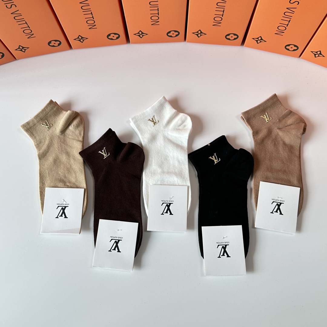  💛配专柜包装
LV（路易威登）新款烫金中短款堆堆袜袜子！一盒五双，专柜同步筒袜袜子，💛大牌出街，潮人必