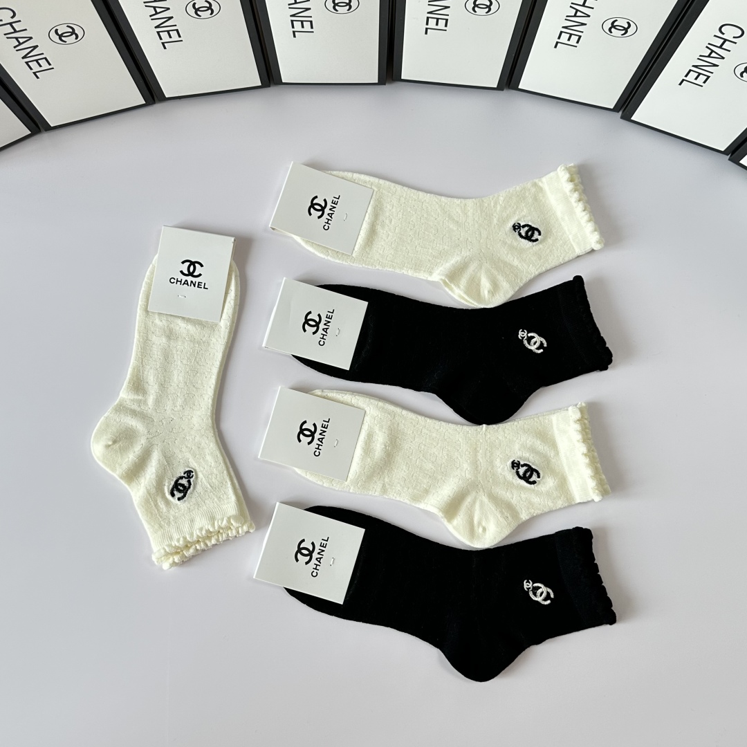 💛配专柜包装
Chanel（香奈儿）新款刺绣中长款堆堆袜袜子！一盒五双，专柜同步筒袜袜子，💛大牌出街，潮