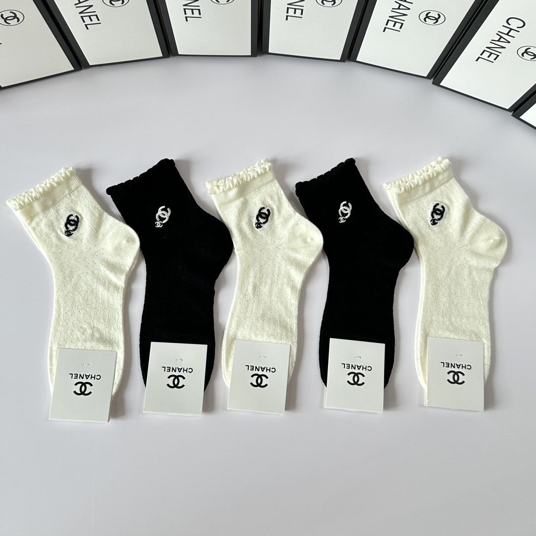 💛配专柜包装
Chanel（香奈儿）新款刺绣中长款堆堆袜袜子！一盒五双，专柜同步筒袜袜子，💛大牌出街，潮
