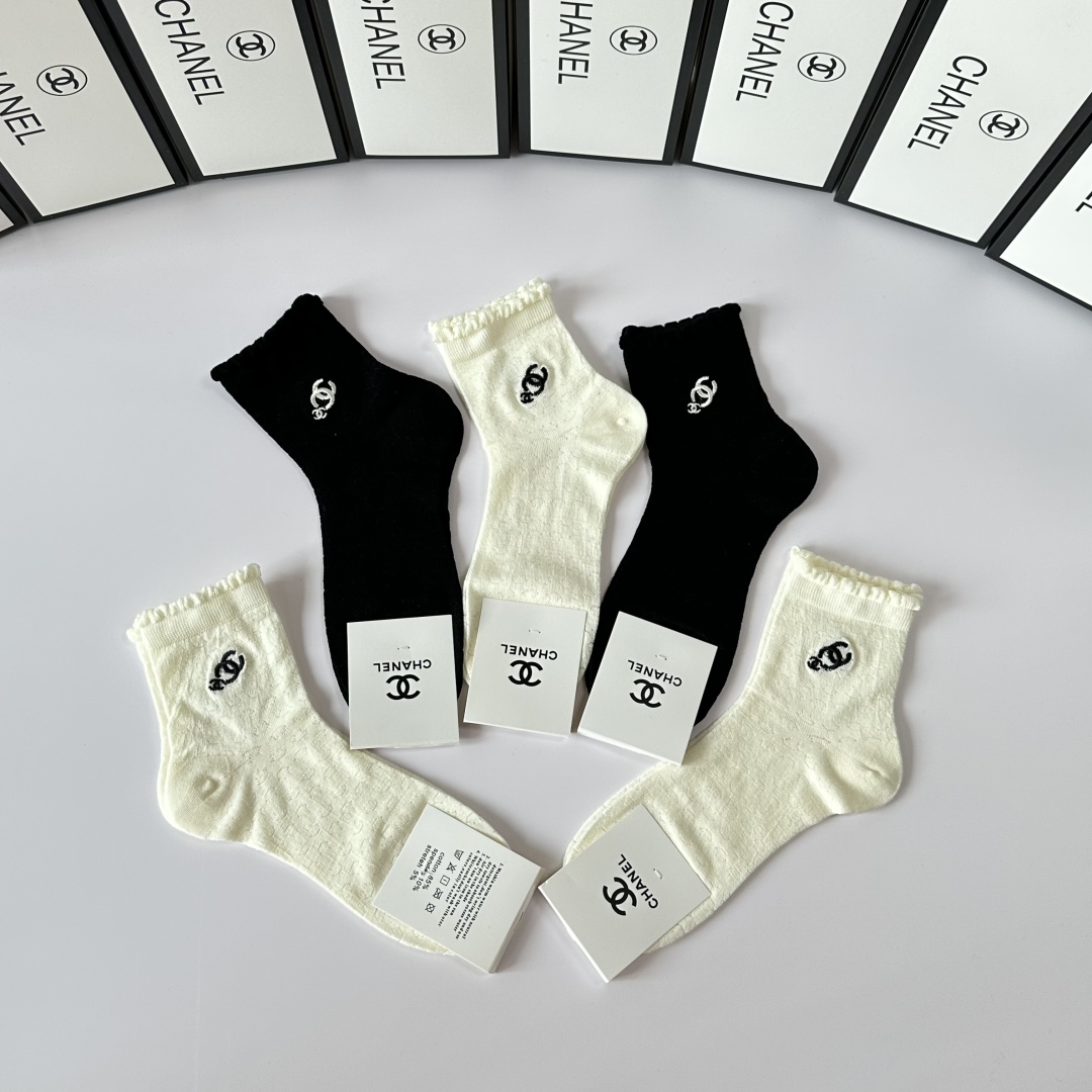💛配专柜包装
Chanel（香奈儿）新款刺绣中长款堆堆袜袜子！一盒五双，专柜同步筒袜袜子，💛大牌出街，潮