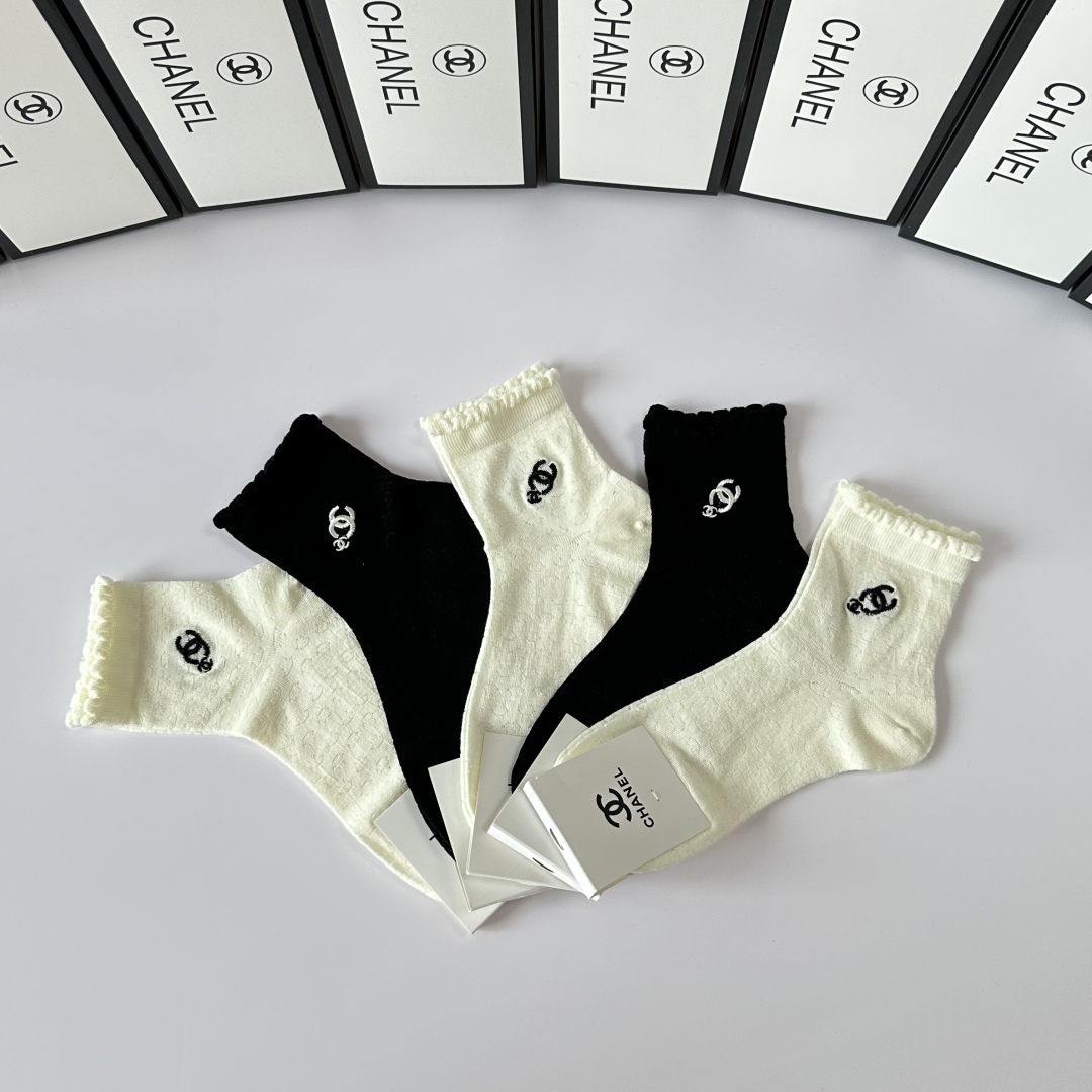 💛配专柜包装
Chanel（香奈儿）新款刺绣中长款堆堆袜袜子！一盒五双，专柜同步筒袜袜子，💛大牌出街，潮