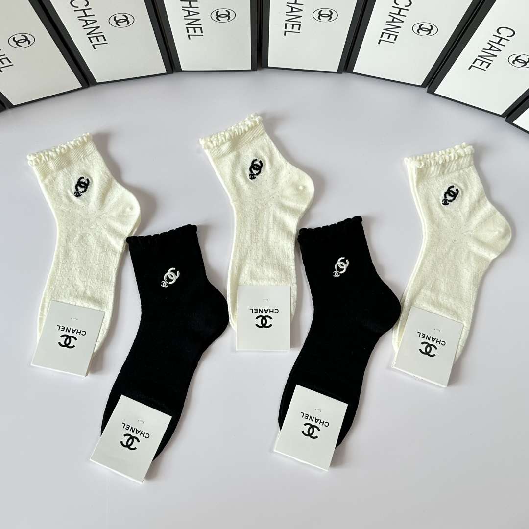💛配专柜包装
Chanel（香奈儿）新款刺绣中长款堆堆袜袜子！一盒五双，专柜同步筒袜袜子，💛大牌出街，潮