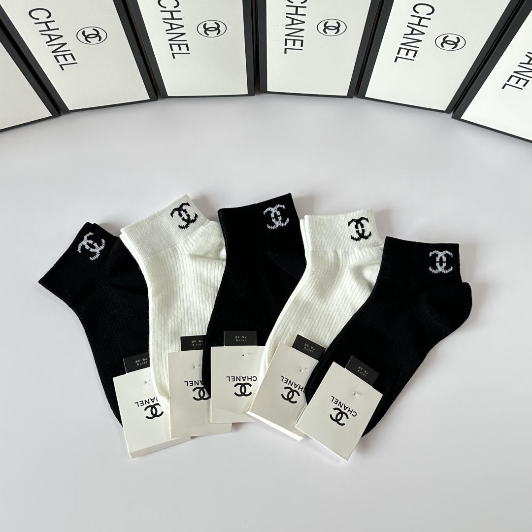 💛配专柜包装
Chanel（香奈儿）新款中长款堆堆袜袜子！一盒五双，专柜同步筒袜袜子，💛大牌出街，潮人必