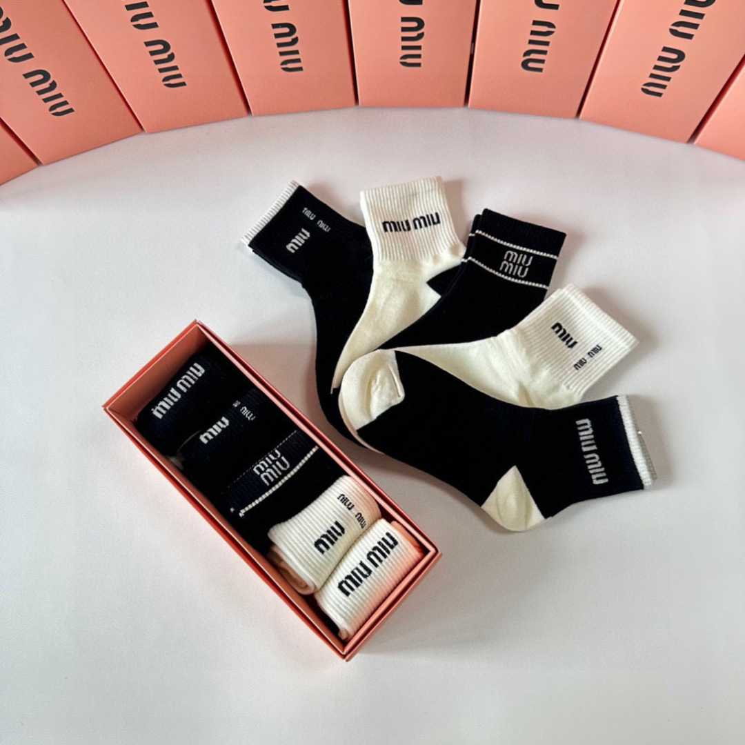 💛配专柜包装MiuMiu（缪缪）新款中长款堆堆袜袜子！一盒五双，专柜同步筒袜袜子，💛大牌出街，潮人必备🔥