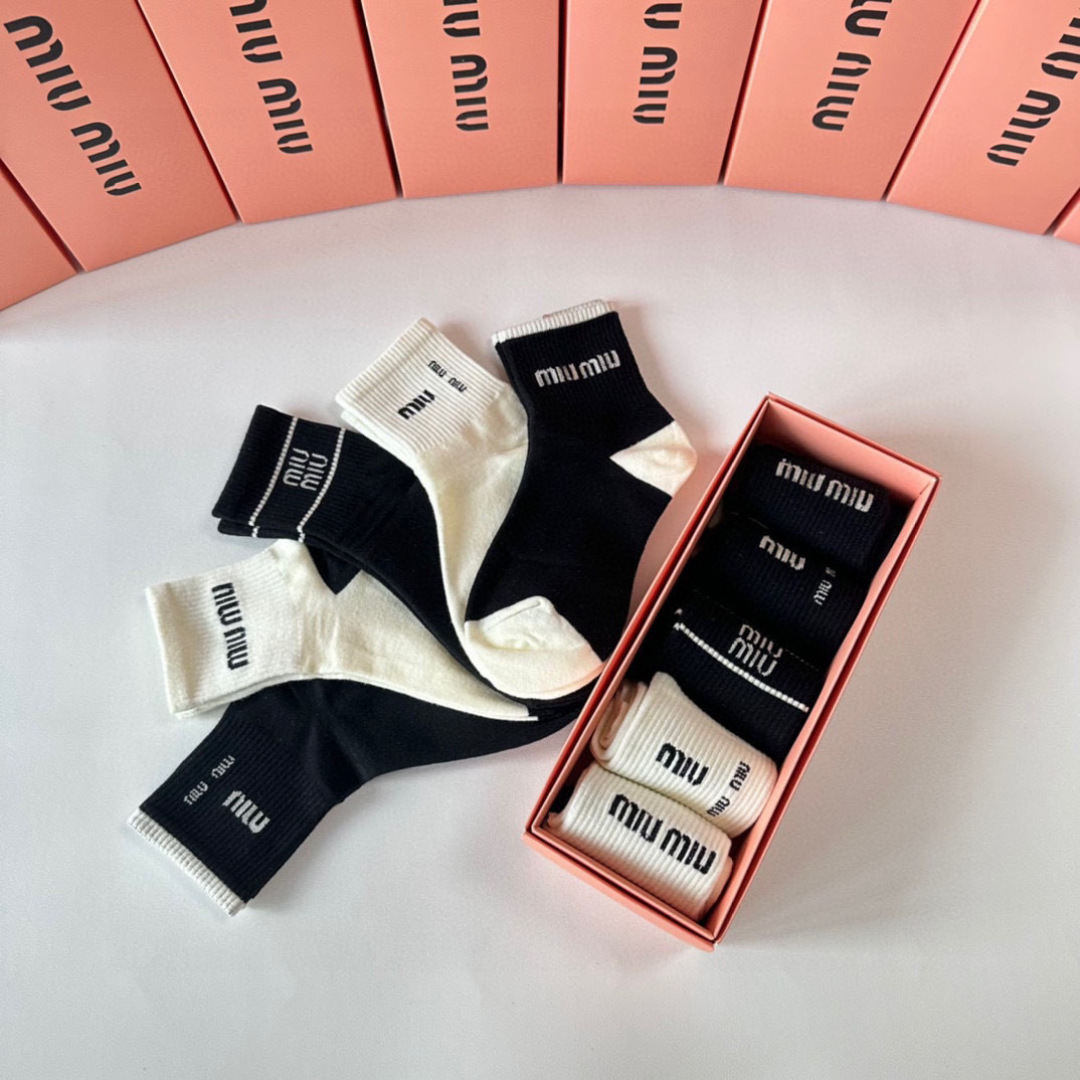 💛配专柜包装MiuMiu（缪缪）新款中长款堆堆袜袜子！一盒五双，专柜同步筒袜袜子，💛大牌出街，潮人必备🔥