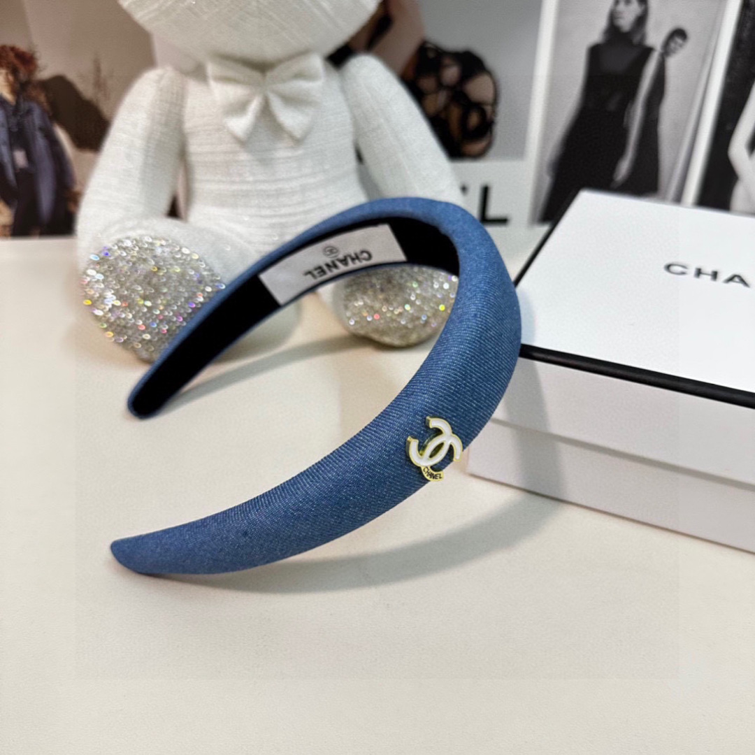  配专柜包装
Chanel（香奈儿）最新丹宁牛仔发箍
小仙女快入手
特殊材质 不嘞头
可盐可甜～