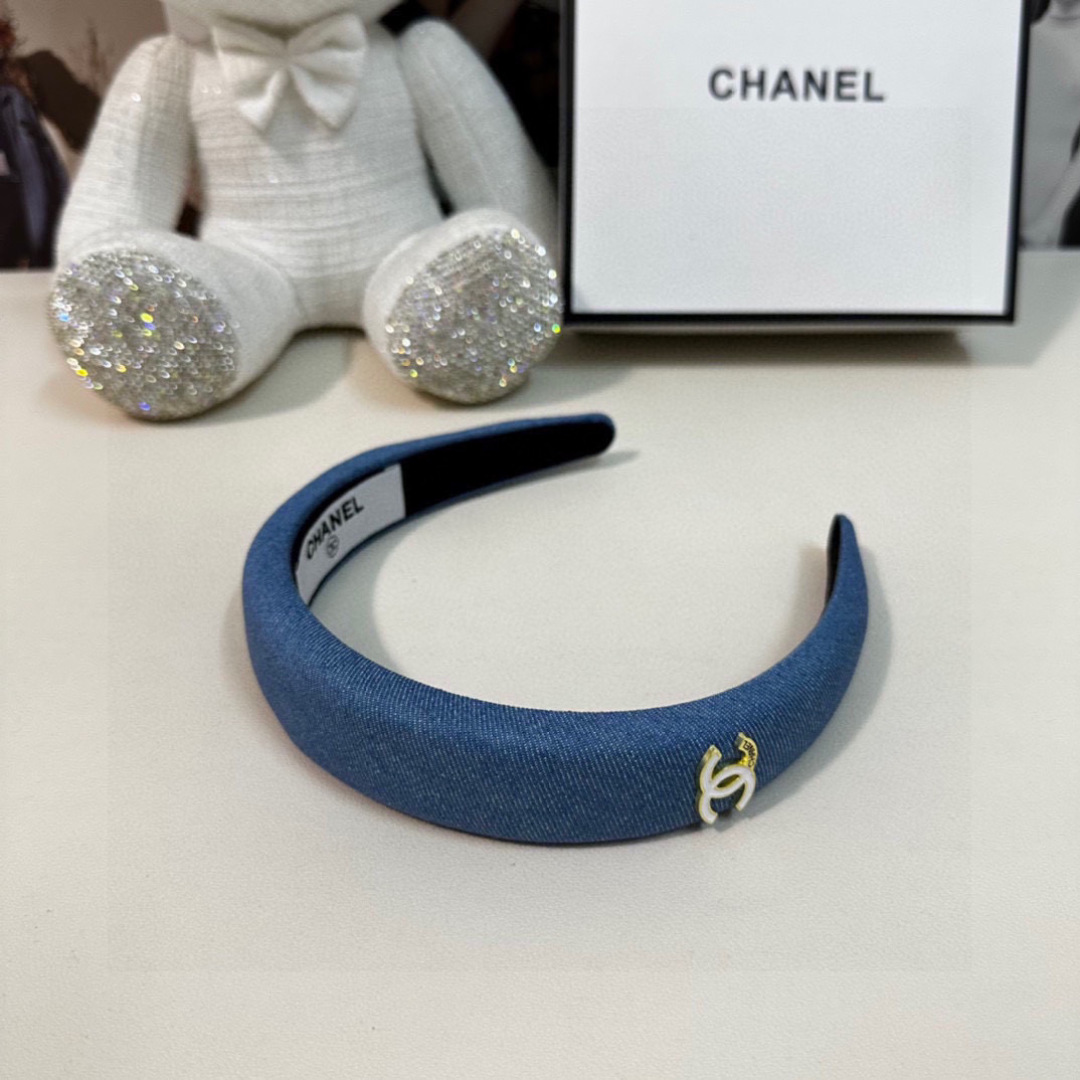  配专柜包装
Chanel（香奈儿）最新丹宁牛仔发箍
小仙女快入手
特殊材质 不嘞头
可盐可甜～